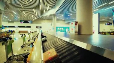 GuANGZHOU, ÇİN 2, 2021: Baiyun Havaalanı İç Görünümü