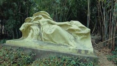 GuANGZHOU, ÇİN 2, 2021: Liang Mingcheng Heykel Bahçesinde heykel yakın görüntüsü.