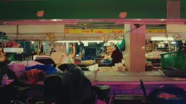 GuANGZHOU, ÇİN 2, 2021: Mağazaları ve yayaları olan şehir sokak manzarası