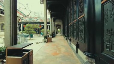 GuANGZHOU, ÇİN 2, 2021: Mağazaları ve yayaları olan şehir sokak manzarası