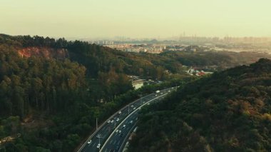 Yukarı New York Eyaleti 'ndeki George Gölü' nde güzel sonbahar yapraklarıyla hava manzarası.