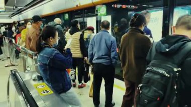 GUANGZHOU, ÇİN 2, 2021: metro terminali iç görünümü