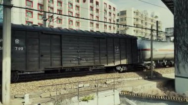 GuANGZHOU, ÇİN 2, 2021: Şehir binalarıyla tren