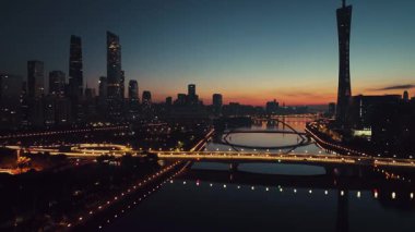 Guangzhou şehri şehir hava görüntüsü gece Çin 'de drone görüntüsü