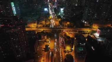 Guangzhou şehir otoyolu yoğun trafik manzaralı geceleyin Çin 'de.