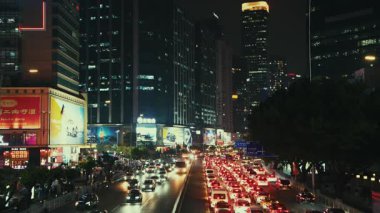 GuANGZHOU, ÇİN 2, 2021: Kalabalık trafik ve yaya manzaralı şehir caddesi