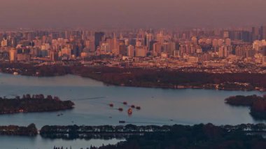 Hangzhou şehrinin silueti Çin 'in Zhejiang eyaletinde Leifeng Pagoda zaman çizelgesi ile birlikte yükseliyor.