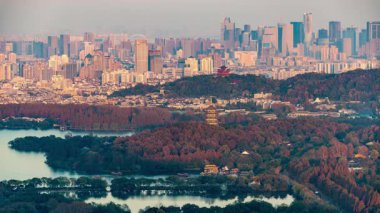 Hangzhou şehrinin silueti Çin 'in Zhejiang eyaletinde Leifeng Pagoda zaman çizelgesi ile birlikte yükseliyor.