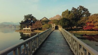 Xi Gölü (Batı Gölü), Çin 'in Hangzhou şehrindeki ünlü UNESCO bölgesi.