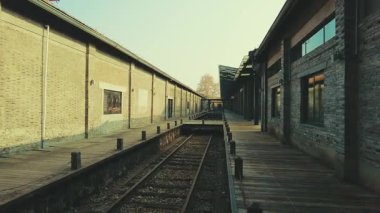 Çin 'in Zhejiang eyaletindeki Hangzhou' daki eski tren istasyonunun park manzarası.