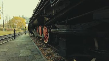 Çin 'in Zhejiang eyaletindeki Hangzhou istasyonunda terk edilmiş eski tren.