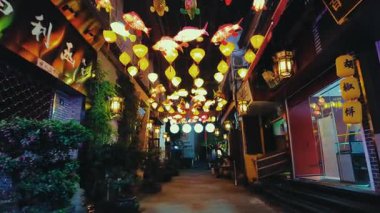 HANGZHOU, ÇİN 2, 2021: Geceleri dükkanlar ve restoranlarla sokak manzarası