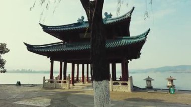 Xi Gölü (Batı Gölü), Çin 'in Hangzhou şehrindeki ünlü UNESCO bölgesi.