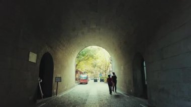 Çin 'in Hangzhou kentindeki geleneksel Çin tarihi binalarıyla sokak manzarası