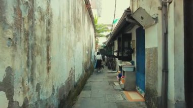 Çin 'in Hangzhou kentindeki geleneksel Çin tarihi binalarıyla sokak manzarası