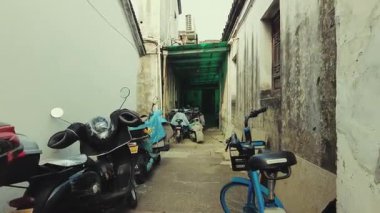 Çin 'in Hangzhou kentindeki geleneksel Çin tarihi binalarıyla sokak manzarası