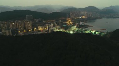 Qiandao Gölü Zhejiang Çin 'de ada ve su manzaralı.