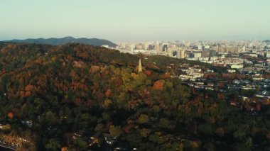 Baoshu Pagoda ile Hangzhou 'nun havadan görünüşü ve Çin' in Zhejiang eyaletinde şehir silueti.