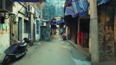 Çin 'in Zhejiang bölgesindeki tarihi Wuzhen binalarıyla dar bir sokak..