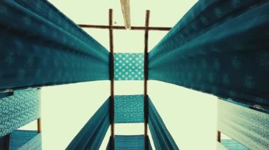 Geleneksel boyama kumaşı Wuzhen Zhejiang 'daki bir fabrikada kurutuluyor.