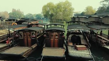 Zhejiang Çin 'de Wuzhen' in tarihi eski binalarıyla dolu nehirde bir tekne..