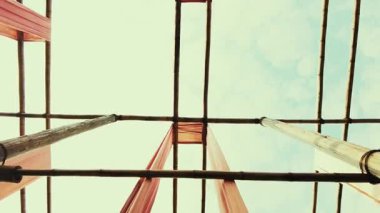 Geleneksel boyama kumaşı Wuzhen Zhejiang 'daki bir fabrikada kurutuluyor.