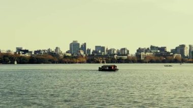 Hangzhou Çin 'in ünlü UNESCO sitesi olarak Xi Gölü' ndeki (Batı Gölü) tekne