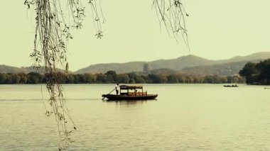 Hangzhou Çin 'in ünlü UNESCO sitesi olarak Xi Gölü' ndeki (Batı Gölü) tekne