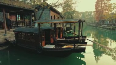Zhejiang Çin 'de Wuzhen' in tarihi eski binalarıyla dolu nehirde bir tekne..