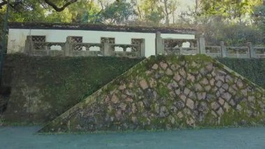 Çin 'in Zhejiang eyaletindeki Hangzhou' daki Batı Gölü 'nün güzel sonbahar yeşillikleriyle dolu park.