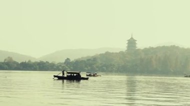 Tekne ve Hangzhou Çin 'in batı gölündeki ünlü Leifeng Pagoda simgesi.