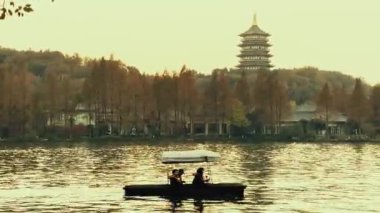 Tekne ve Hangzhou Çin 'in batı gölündeki ünlü Leifeng Pagoda simgesi.