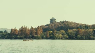 Tekne ve Hangzhou Çin 'in batı gölündeki ünlü Leifeng Pagoda simgesi.