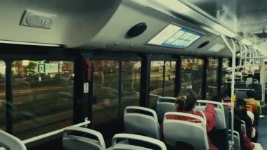 HANGZHOU, ÇİN 2, 2021: Yoldaki bir otobüsün iç görünümü