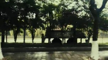 Çin 'in Zhejiang eyaletindeki şehir binalarıyla Hangzhou' da otobüs manzaralı.