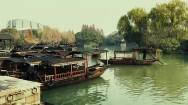 Zhejiang Çin 'de Wuzhen' in tarihi eski binalarıyla dolu nehirde bir tekne..