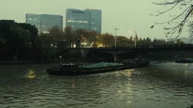 Çin 'in Hangzhou şehrinde geceleri şehir binaları olan Jinghang Su Yolu.