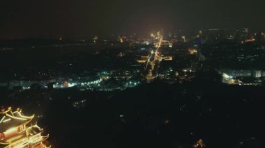 Çin 'in Zhejiang bölgesinde gece vakti Hangzhou' nun hava görüntüsü.