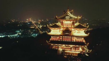 Çin 'in Zhejiang eyaletindeki Hangzhou' da Chenghuangge Pavyonu gece görüşü
