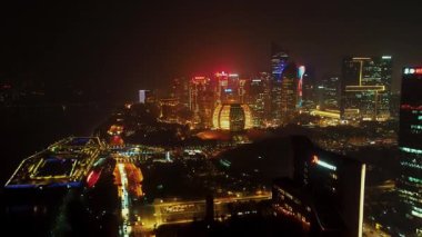 Çin 'in Zhejiang bölgesindeki Hangzhou' da gece vakti Qianjiang Yeni Kasabası 'nın hava görüntüsü.