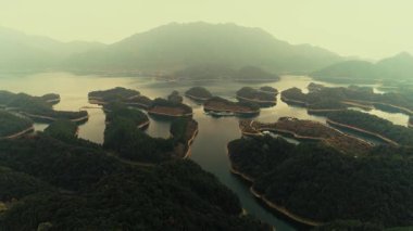 Qiandao Gölü Zhejiang Çin 'de ada ve su manzaralı.