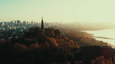 Hangzhou Çin 'deki Batı Gölü' nün (Xi Hu) havadan görünüşü.