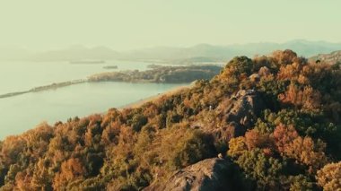 Hangzhou Çin 'deki Batı Gölü' nün (Xi Hu) havadan görünüşü.