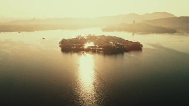 Hangzhou Çin 'de gündoğumunda Batı Gölü' nün (Xi Hu) havadan görünüşü