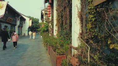 Çin 'in Hangzhou kentindeki geleneksel Çin tarihi binalarıyla sokak manzarası