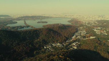 Hangzhou Çin 'deki Batı Gölü' nün (Xi Hu) havadan görünüşü.