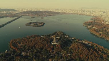 Hangzhou Çin 'deki Batı Gölü' nün (Xi Hu) havadan görünüşü.