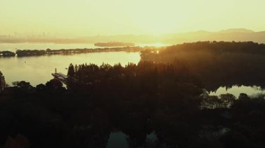Hangzhou Çin 'de gündoğumunda Batı Gölü' nün (Xi Hu) havadan görünüşü