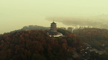 Hangzhou Çin 'deki Batı Gölü' ndeki ünlü Leifeng Pagoda 'nın hava manzarası.