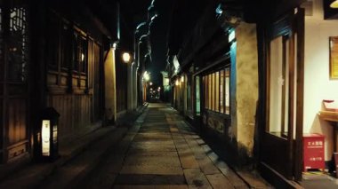 WUZHEN, ÇİN 2, 2021: Mağazalarla sokak manzarası